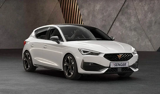 CUPRA Leon in weiß vor grauem Hintergrund.