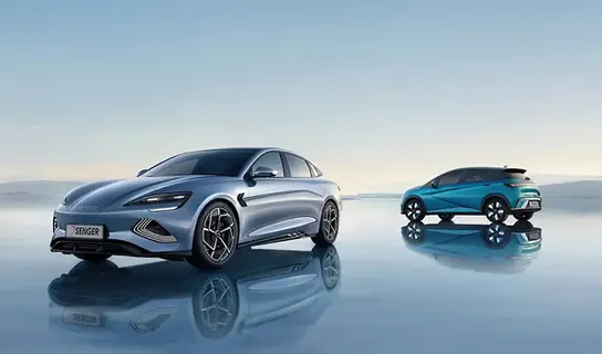 BYD SEAL und BYD DOLPHIN auf spiegelndem Untergrund