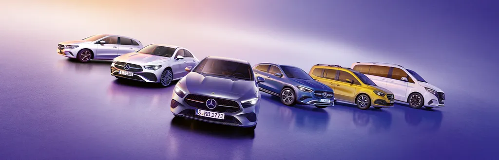 Mehrere Mercedes Benz Fahrzeuge stehen auf einem lilanen neutralen Untergrund