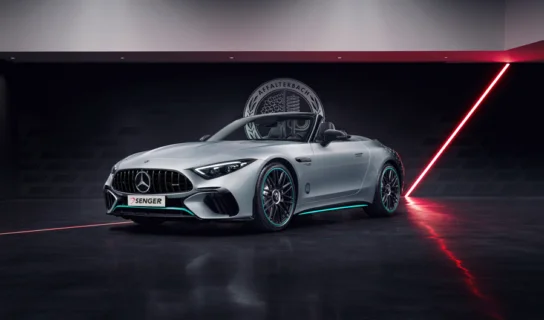 Silberner Mercedes AMG SL 63 4MATIC+ in Front-Seitenansicht