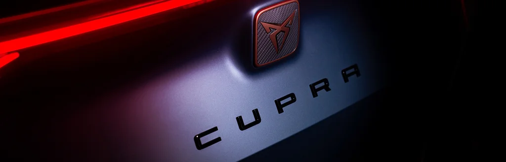 Detailaufnahme des CUPRA Logos am Heck