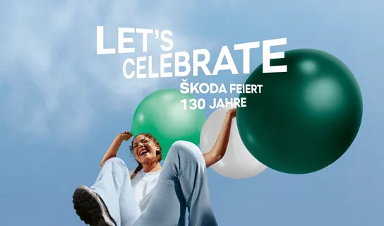 Eine Frau hält drei Luftballons in Hellgrün, Weiß und Dunkelgrün.