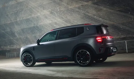 Ein grauer smart #5 BRABUS steht zwischen dunklen Steinwänden.